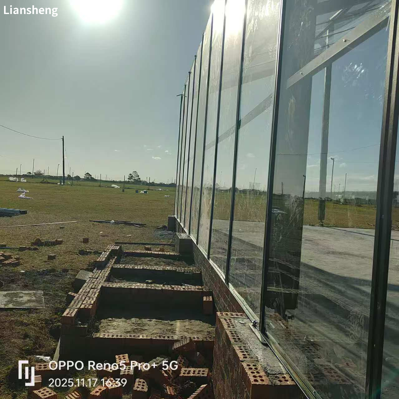 विशेष रूप से सभा, शादियों और बड़े पैमाने के आयोजनों के लिए डिज़ाइन किए गए आउटडोर एट्रियम टेंट का अनुकूलित आकार और शैली