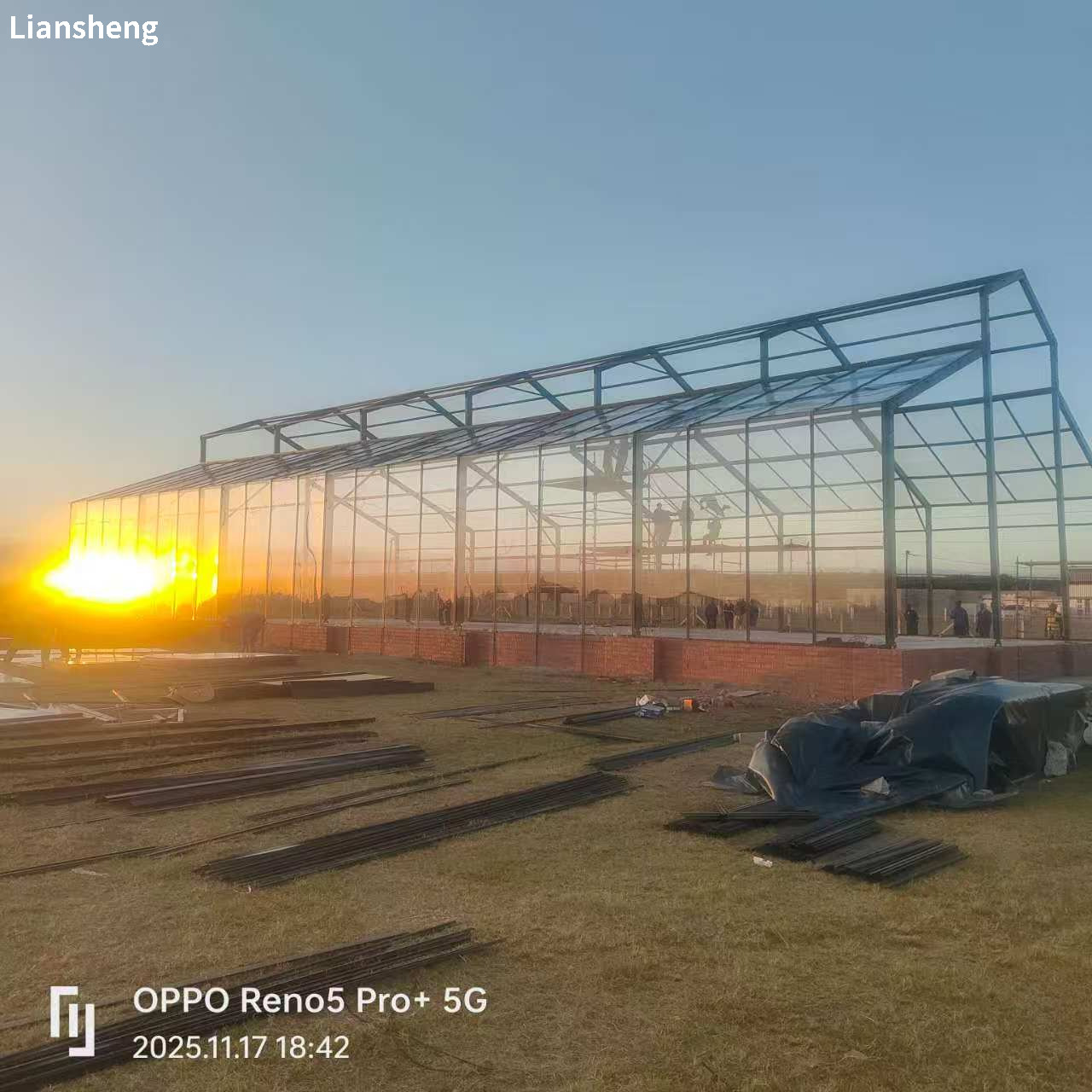 विशेष रूप से सभा, शादियों और बड़े पैमाने के आयोजनों के लिए डिज़ाइन किए गए आउटडोर एट्रियम टेंट का अनुकूलित आकार और शैली