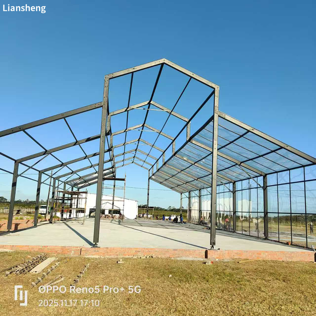 विशेष रूप से सभा, शादियों और बड़े पैमाने के आयोजनों के लिए डिज़ाइन किए गए आउटडोर एट्रियम टेंट का अनुकूलित आकार और शैली