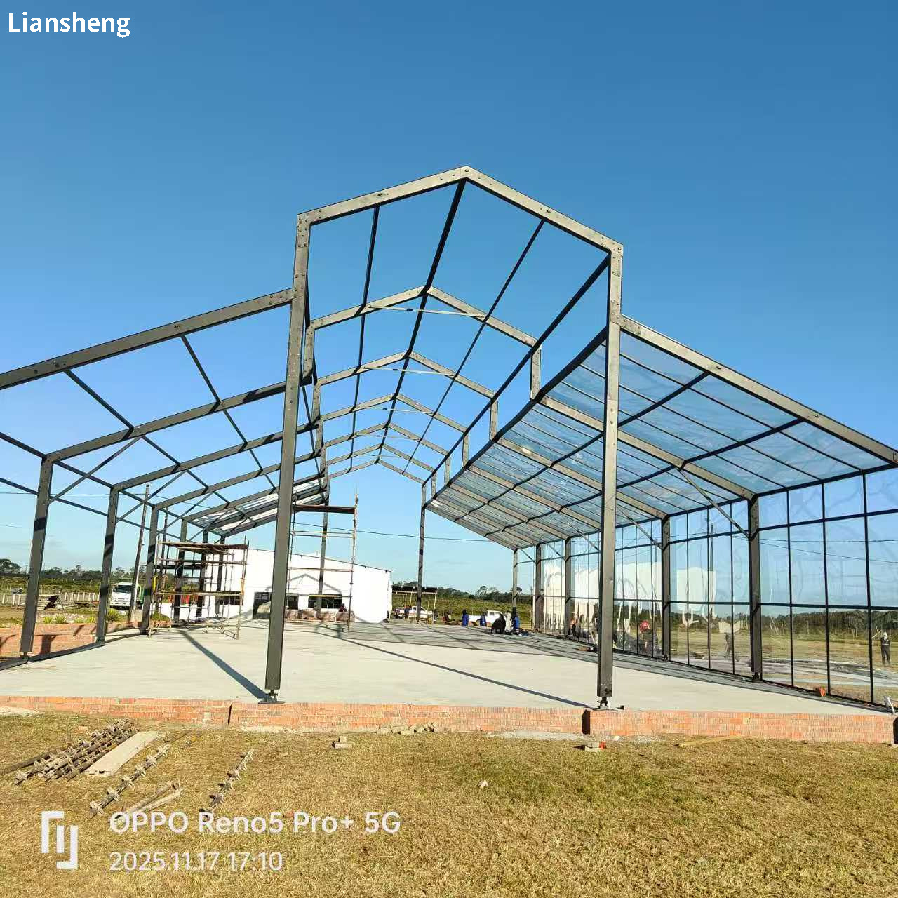 विशेष रूप से सभा, शादियों और बड़े पैमाने के आयोजनों के लिए डिज़ाइन किए गए आउटडोर एट्रियम टेंट का अनुकूलित आकार और शैली